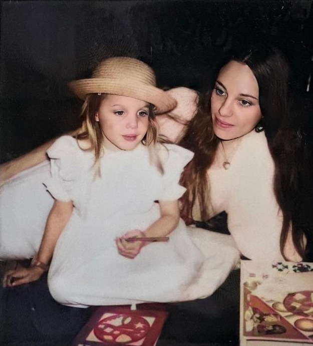 Angelina Jolie chia sẻ bức ảnh hiếm hoi với người mẹ quá cố