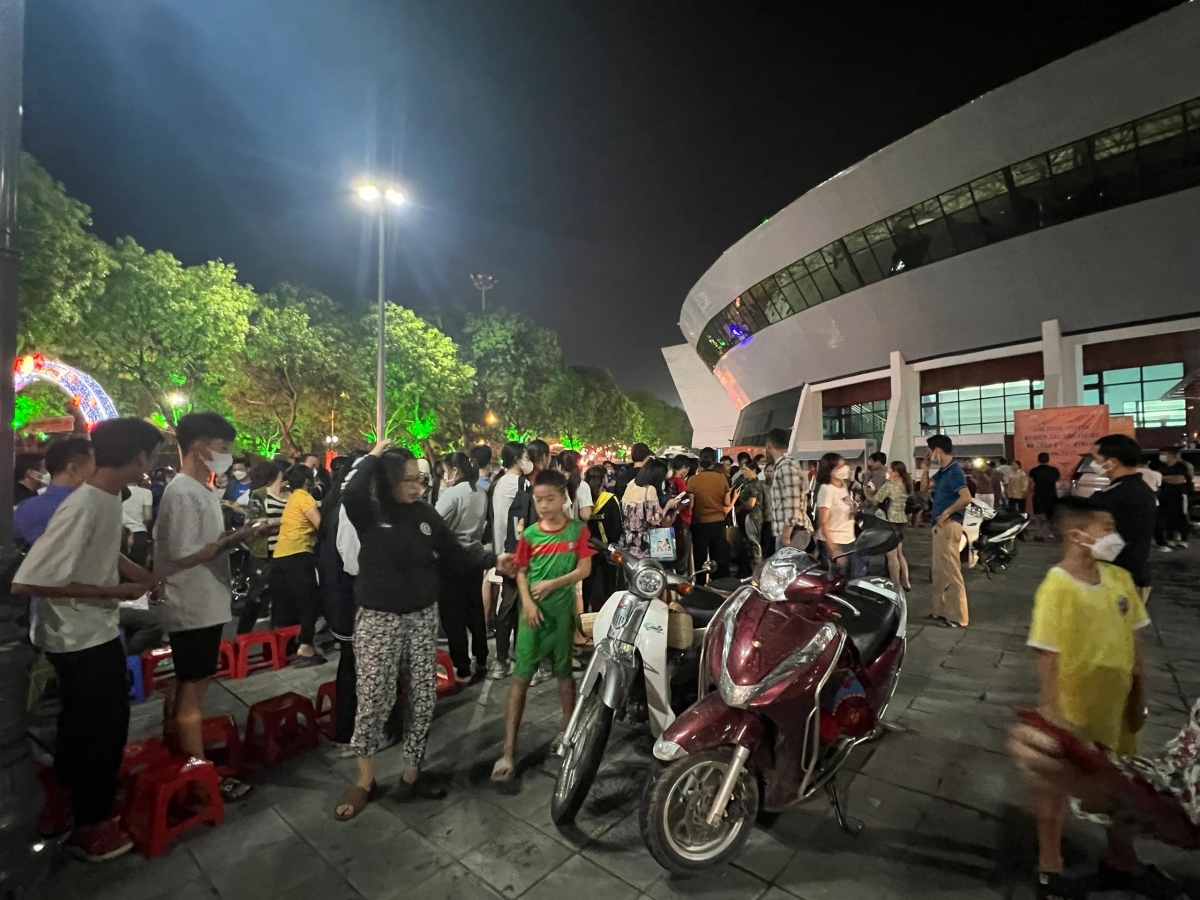 CĐV trải chiếu, xuyên đêm chờ mua vé chung kết bóng chuyền Việt Nam vs Thái Lan