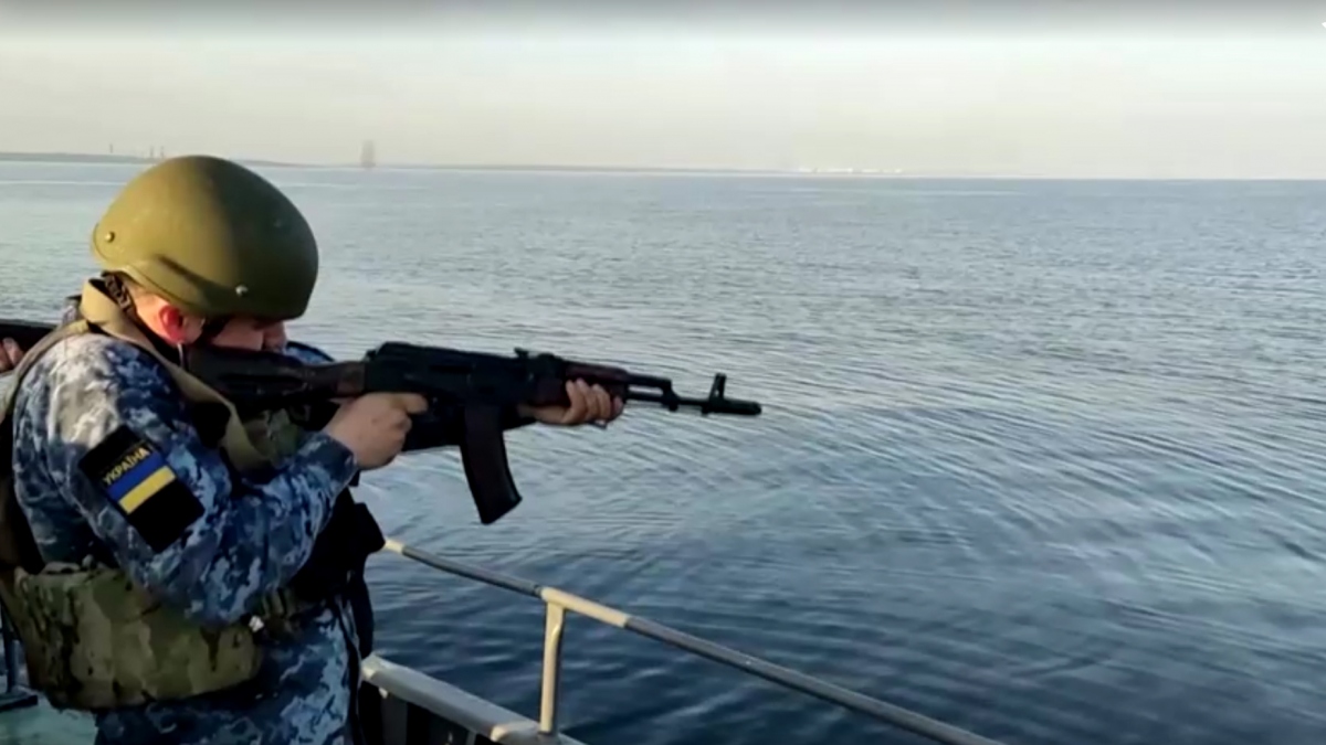 Binh sĩ Ukraine được huấn luyện bắn súng trong cuộc tập trận ở Biển Đen