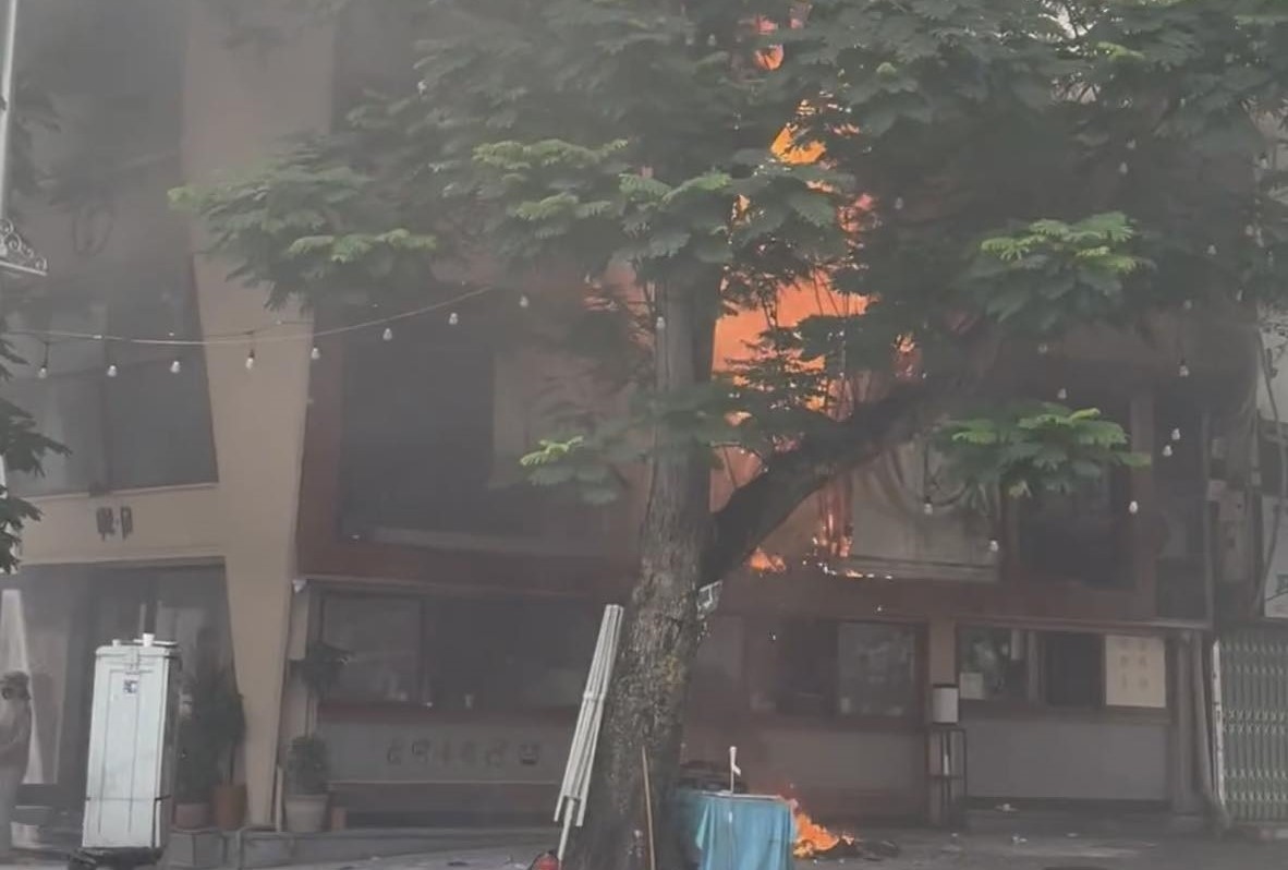 Cháy dữ dội tại quán Phê La trên phố cổ Hà Nội
