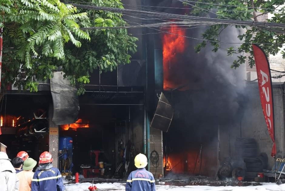 Cháy dữ dội tại cửa hàng sửa chữa lốp ô tô ở Hà Nội