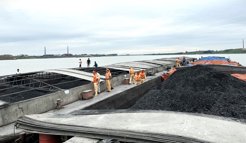Cảnh sát đường thủy bắt giữ 4 sà lan vận chuyển 7.000 tấn than lậu trên sông Hồng