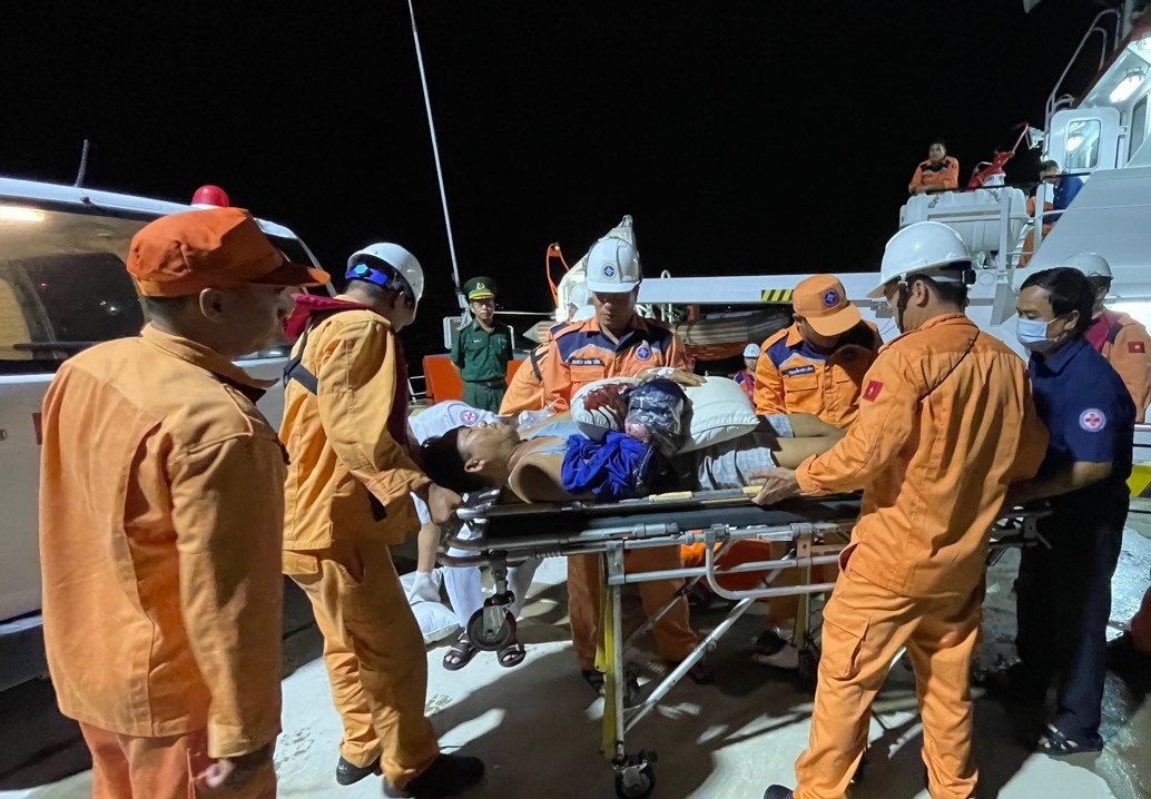 Trắng đêm cứu ngư dân bị tai nạn lao động trên biển