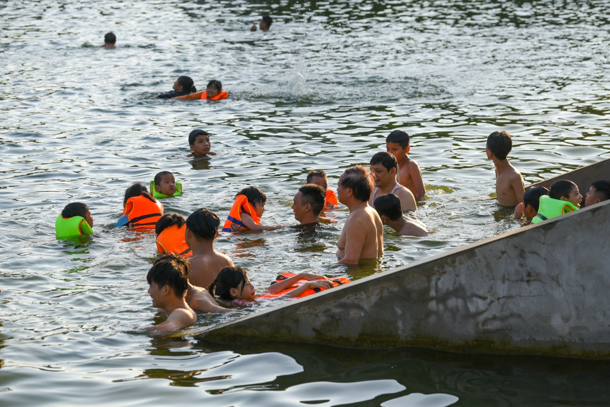 Người dân góp tiền biến ao làng thành ao bơi miễn phí