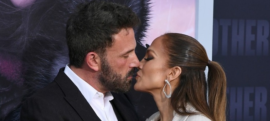 Jennifer Lopez "khóa môi" chồng trẻ trong buổi ra mắt phim mới sau tin đồn rạn nứt