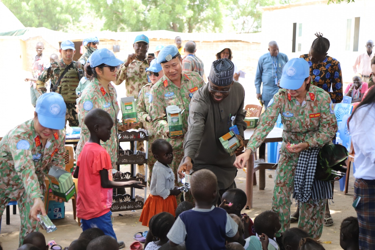 Chiến sĩ Mũ nồi xanh Việt Nam dựng lớp học cho trẻ em ở Abyei