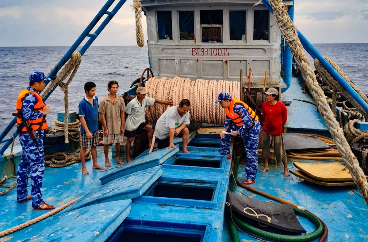 Bắt tàu vận chuyển dầu trái phép trên vùng biển phía Nam