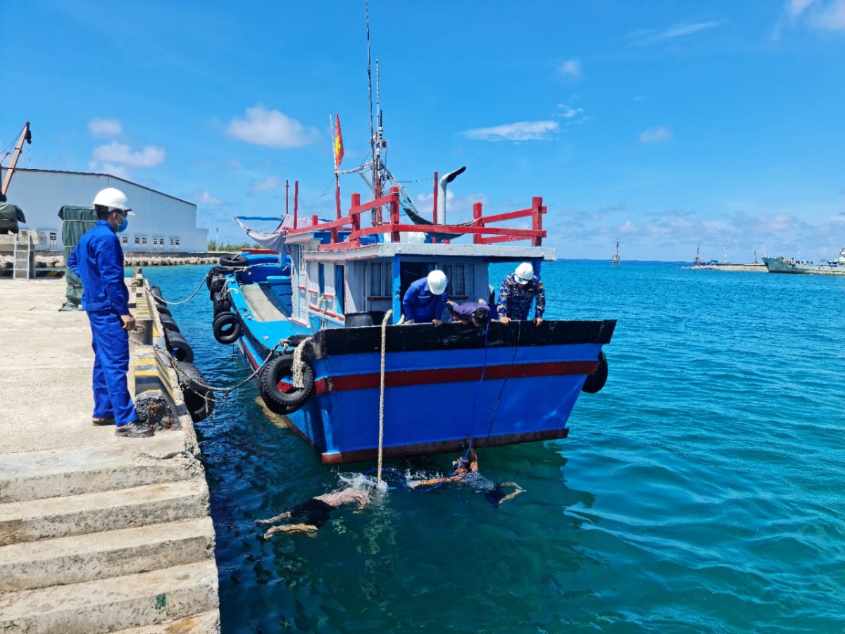 Âu tàu Trường Sa giúp tàu cá Ninh Thuận khắc phục sự cố