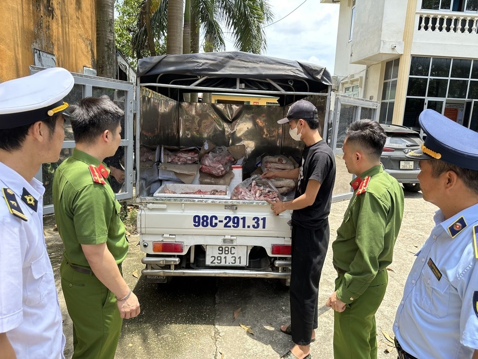 Phát hiện gần 1 tấn thực phẩm “bẩn” chuẩn bị vào KCN ở Bắc Giang