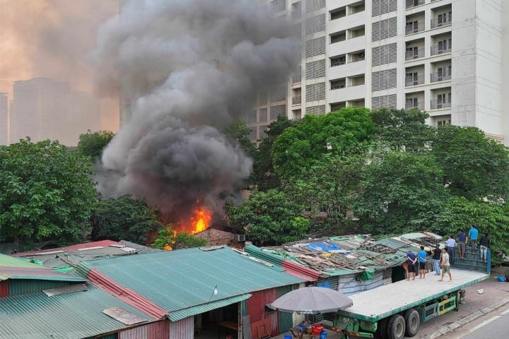 Cháy dãy nhà tạm sát làng sinh viên khu đô thị Pháp Vân, Hà Nội