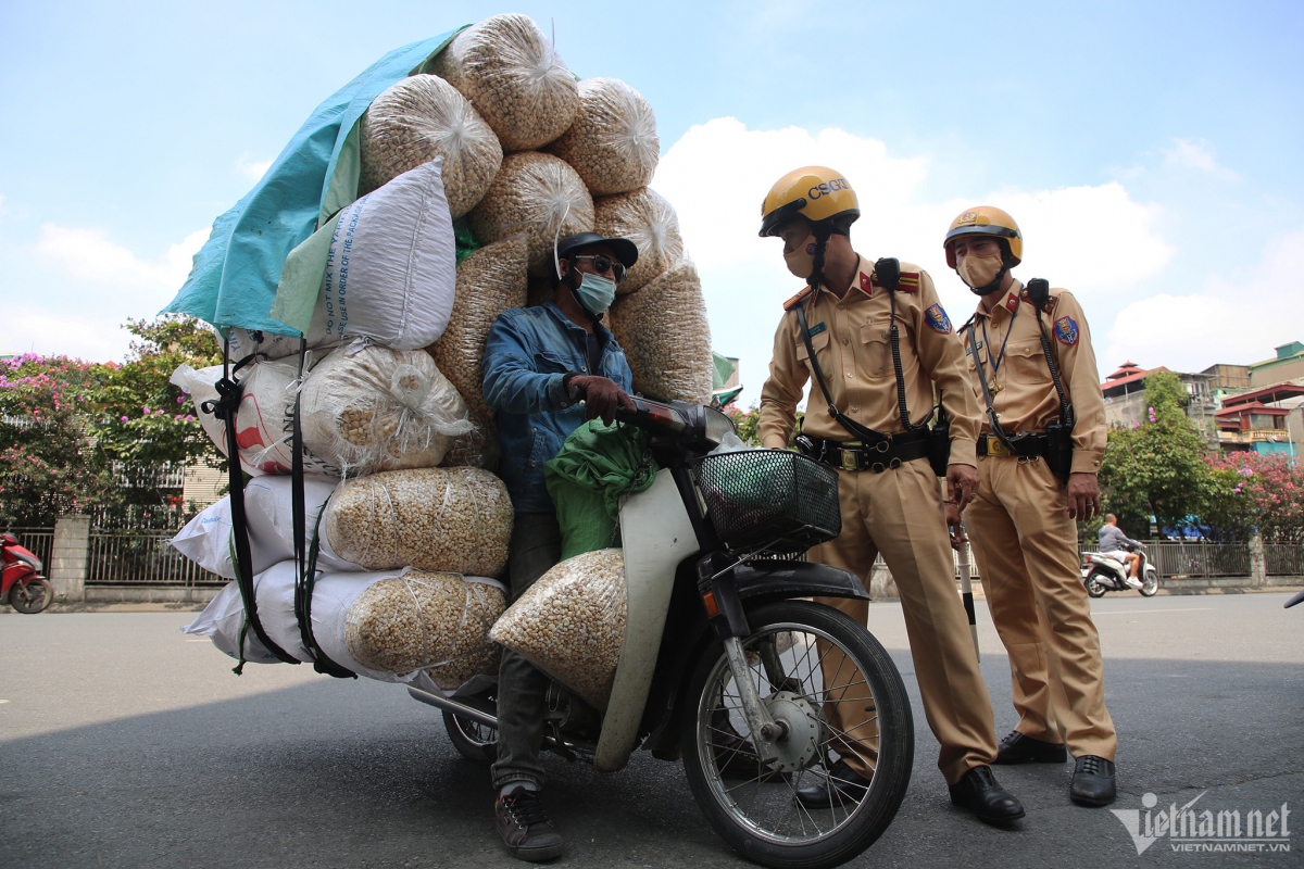 Tài xế xe máy chở "núi hàng" nặng 200kg, đi bằng cảm giác trên phố Hà Nội