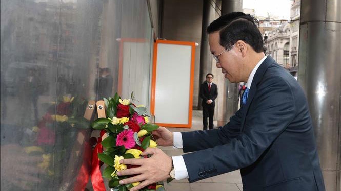 Chủ tịch nước Võ Văn Thưởng đặt hoa tại Biển tưởng niệm Bác Hồ tại London