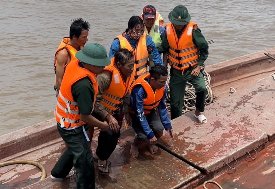 Kiên Giang cứu 4 người bị nạn ngoài cửa biển đưa vào bờ an toàn