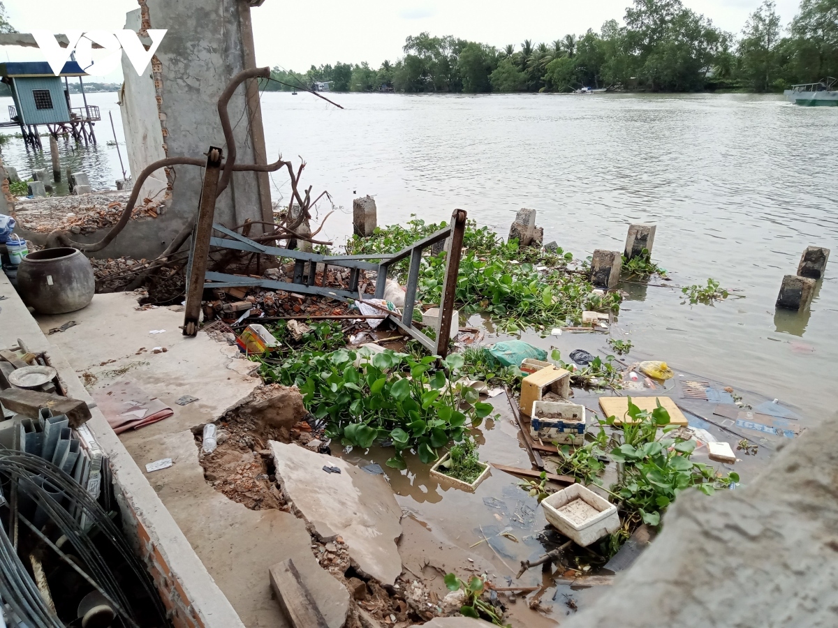 Sạt lở làm hư hỏng, cuốn trôi 10 nhà dân bên sông Cần Thơ