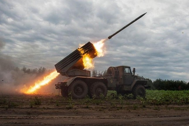 Pháo phản lực phóng loạt Grad của Nga dội hỏa lực bắn hạ pháo binh Ukraine