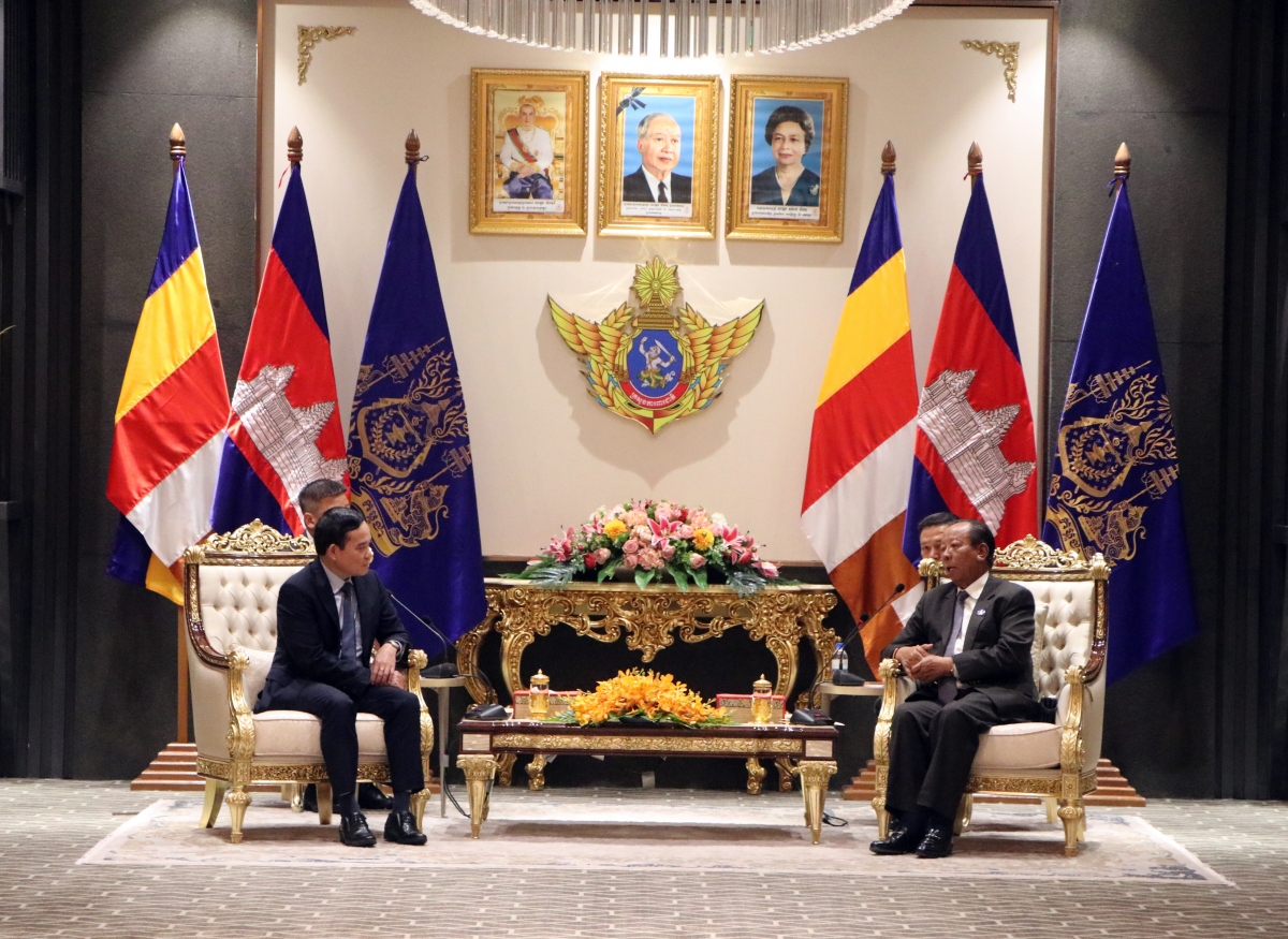 Phó Thủ tướng Campuchia Tea Banh tiếp Phó Thủ tướng Trần Lưu Quang