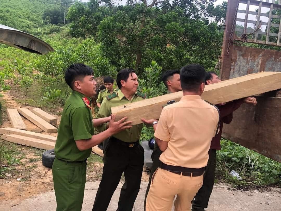 Truy tìm chủ nhân hai xe ô tô chở gỗ lậu ở Quảng Ngãi