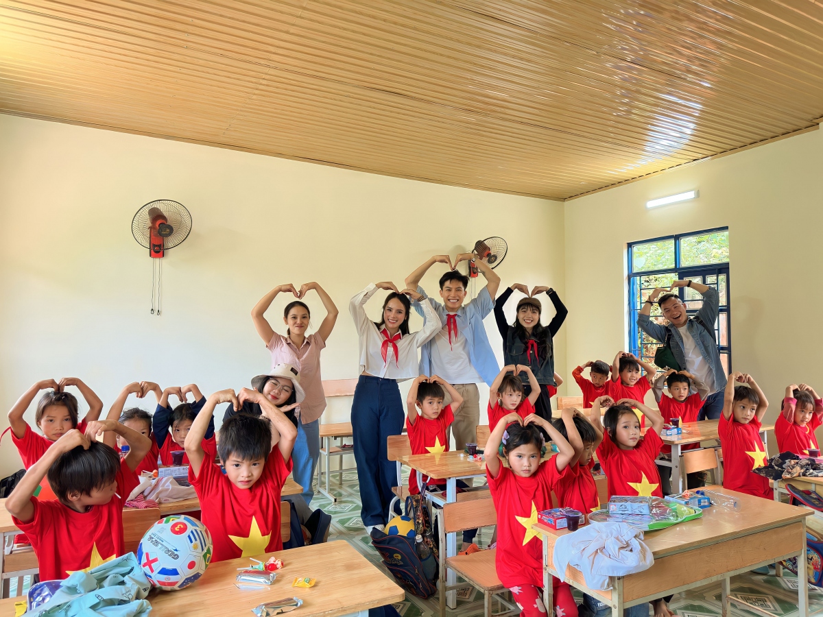 Trà My - Anh Tú xây điểm trường giúp đỡ trẻ em vùng cao