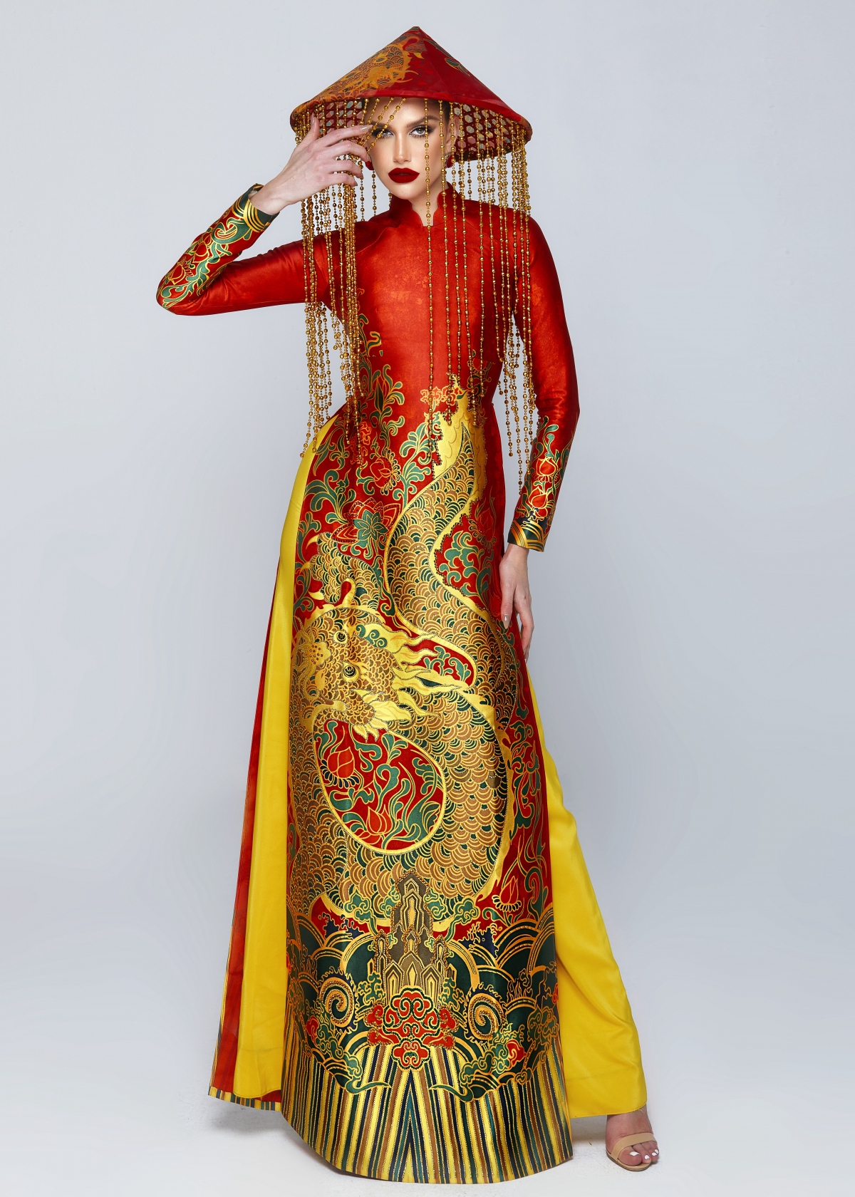 Miss Grand International 2022 đổi vương miện thành nón lá Việt Nam