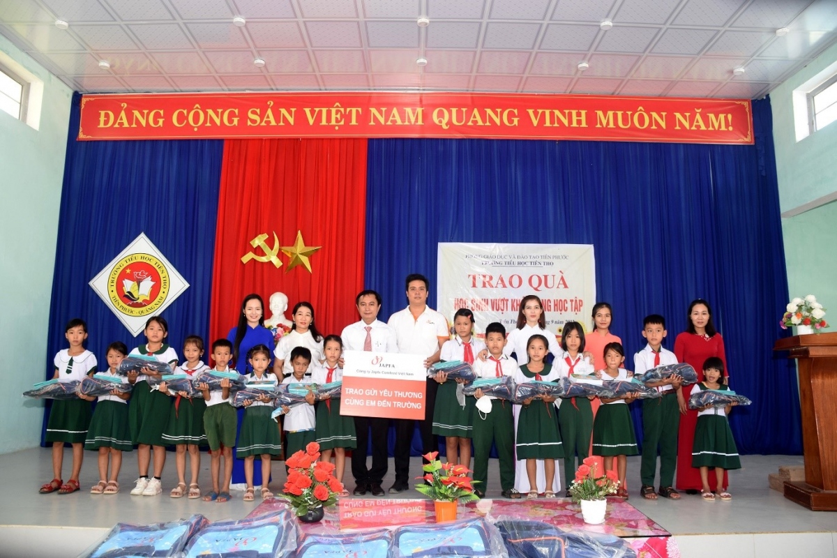 Japfa Việt Nam trao tặng 400 phần quà cho học sinh khó khăn