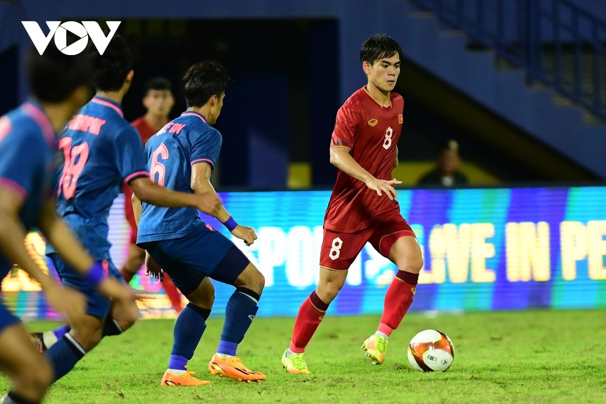 Khuất Văn Khang nhận quà sinh nhật ý nghĩa sau trận U22 Việt Nam 1-1 U22 Thái Lan