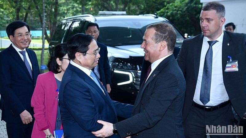 Thủ tướng Phạm Minh Chính tiếp Chủ tịch Đảng Nước Nga Thống nhất Dmitry Medvedev