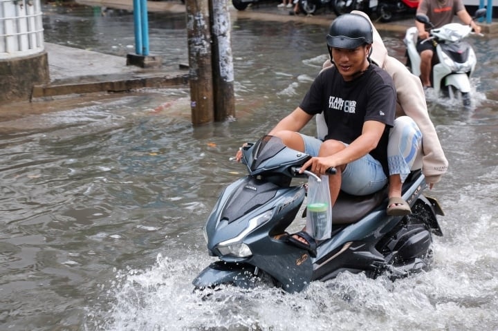 Mưa lớn kéo dài 2 giờ, nhiều tuyến đường TP.HCM ngập nửa bánh xe