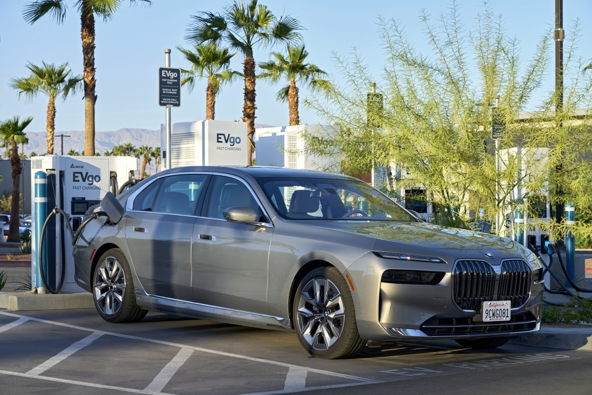 BMW công bố dải sản phẩm ô tô điện sắp ra mắt tại Việt Nam?