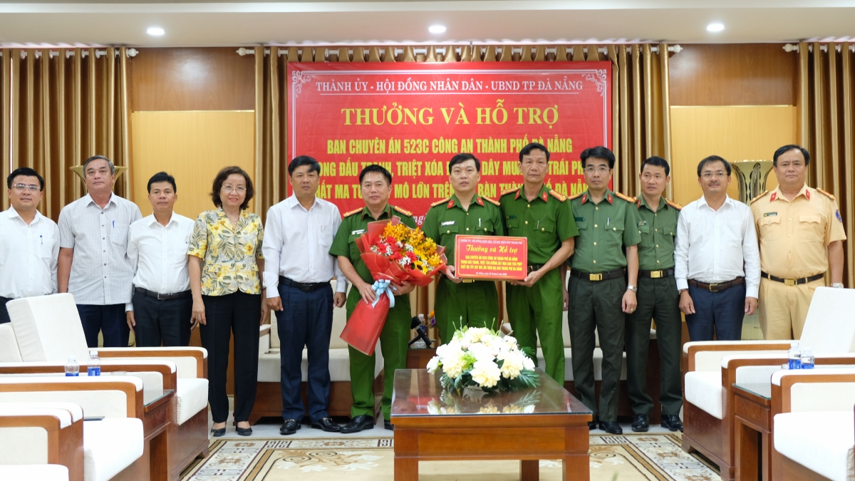 Khen thưởng lực lượng phá đường dây mua bán 9kg ma túy ở Đà Nẵng