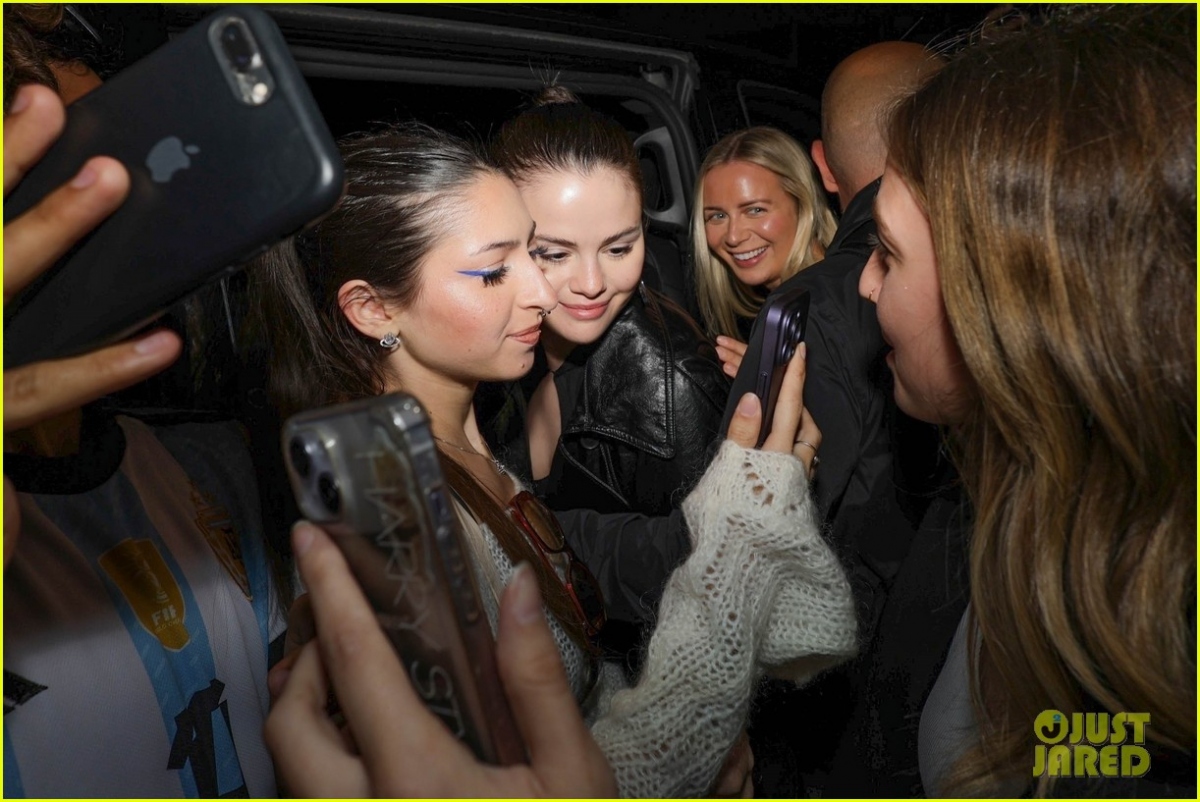 Selena Gomez thân thiện giao lưu cùng fans khi đến dự show diễn của Beyonce tại Pháp