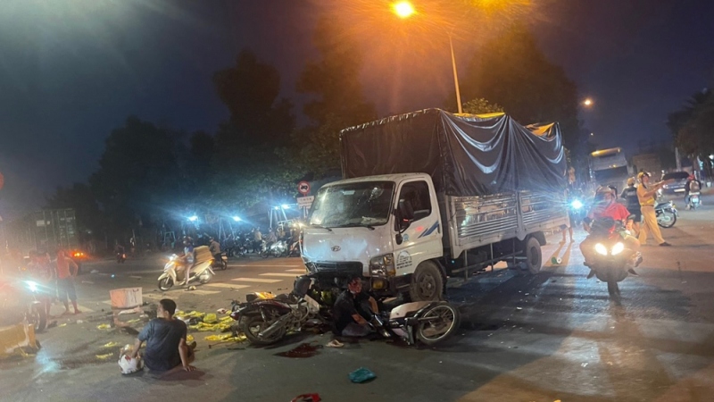 Xe tải tông hàng loạt xe máy dừng đèn đỏ, 3 người thương vong