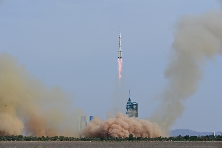 Trung Quốc phóng thành công tàu vũ trụ có người lái Thần Châu 16