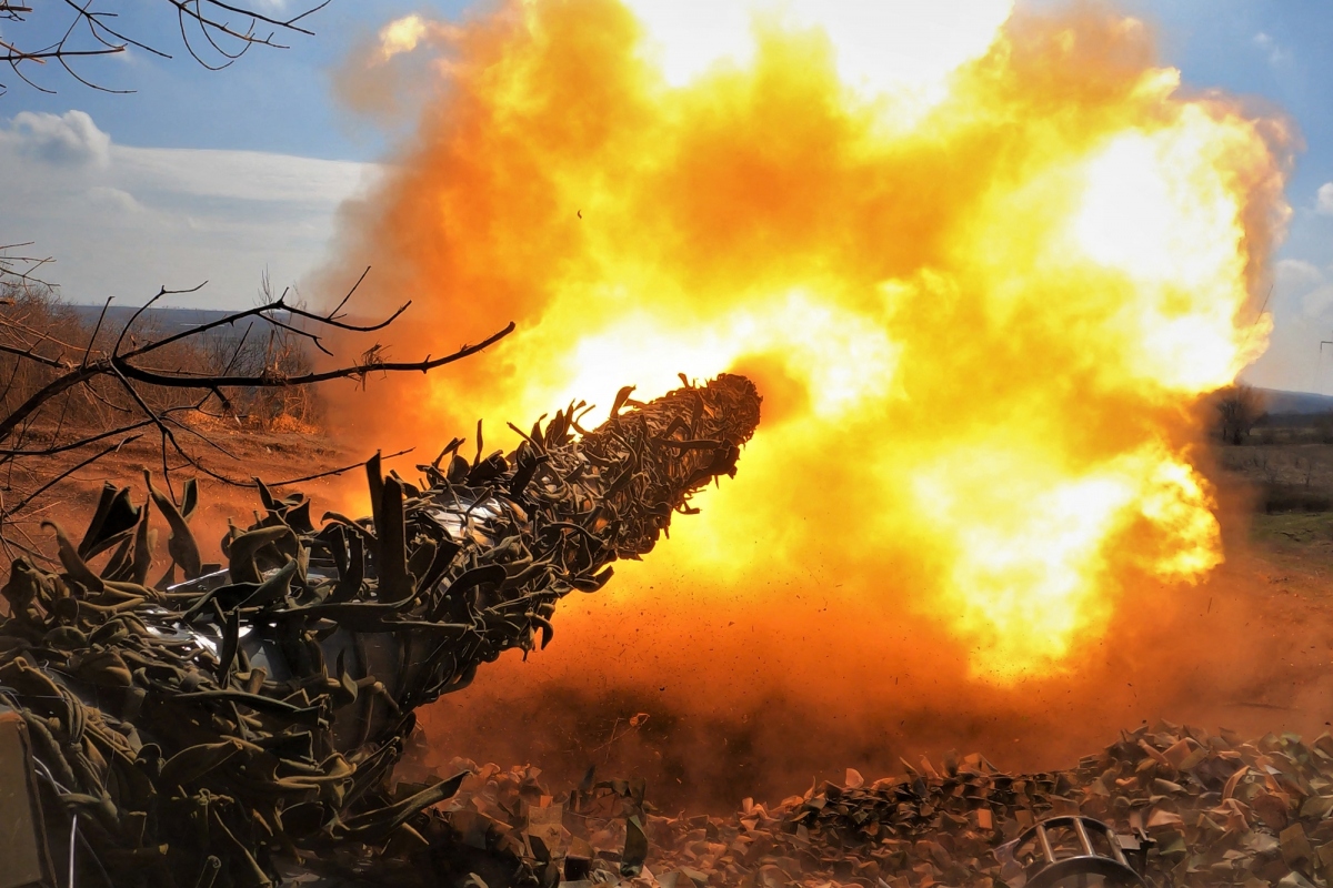 Binh lính Nga, Ukraine đấu pháo và bắn súng dữ dội trên chiến hào tại Bakhmut