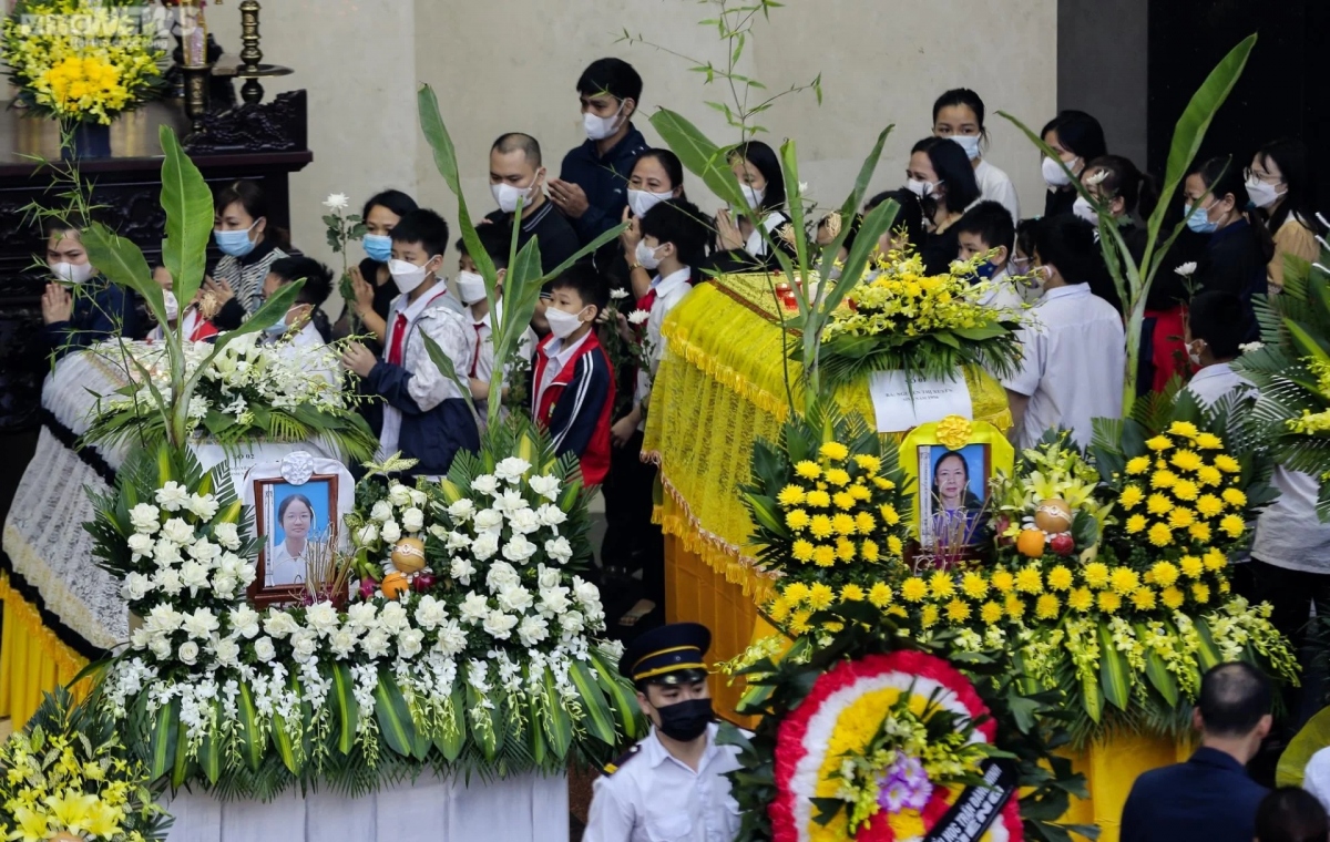 Dòng người khóc nghẹn đưa tiễn 4 bà cháu tử vong trong vụ cháy ở Hà Nội