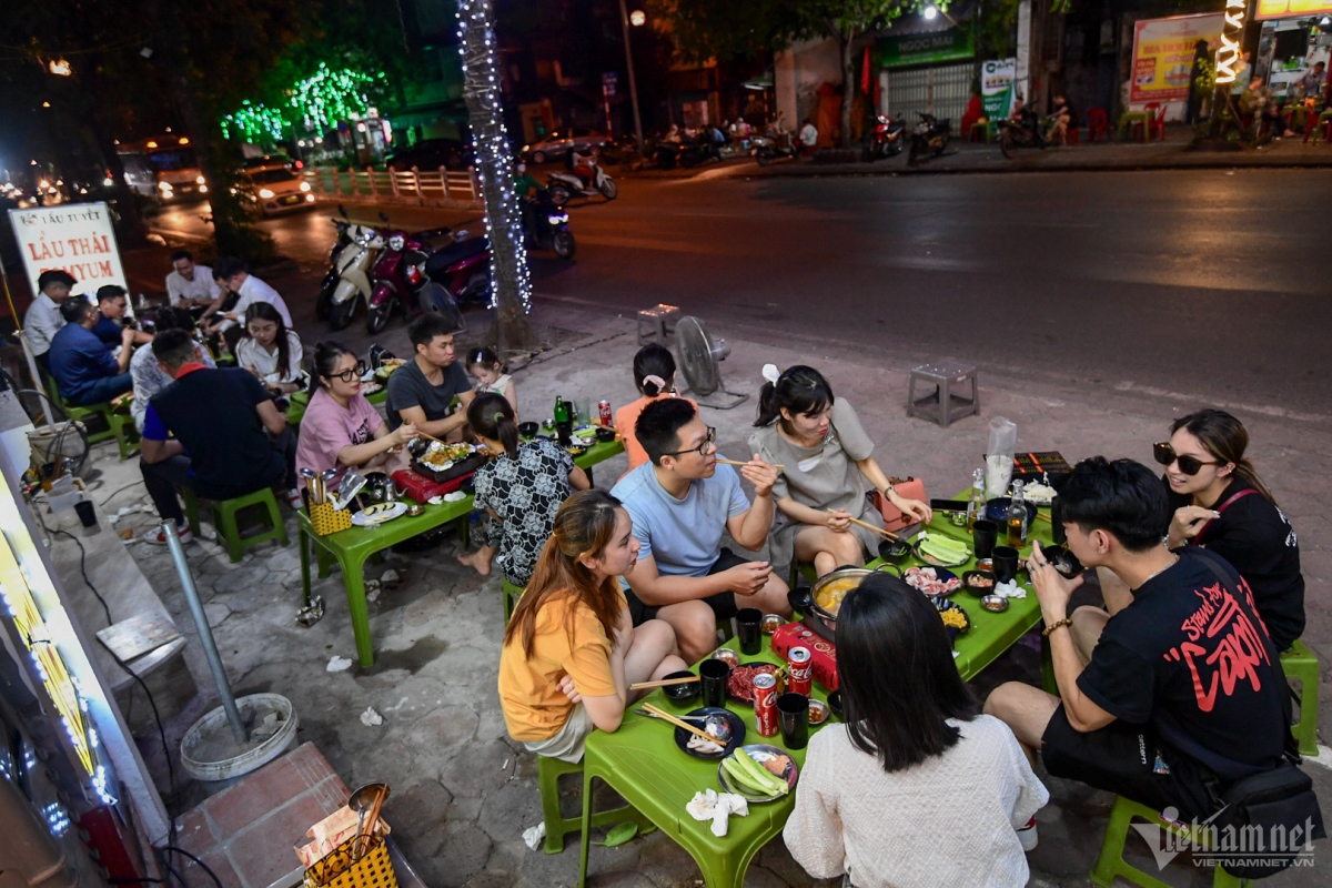 Bia hơi ế ẩm, quán lẩu nướng vỉa hè đông đúc khách ngày nghỉ lễ