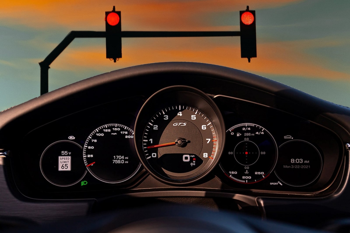 Porsche ra mắt công nghệ mới giúp đảm bảo người lái không vượt đèn đỏ
