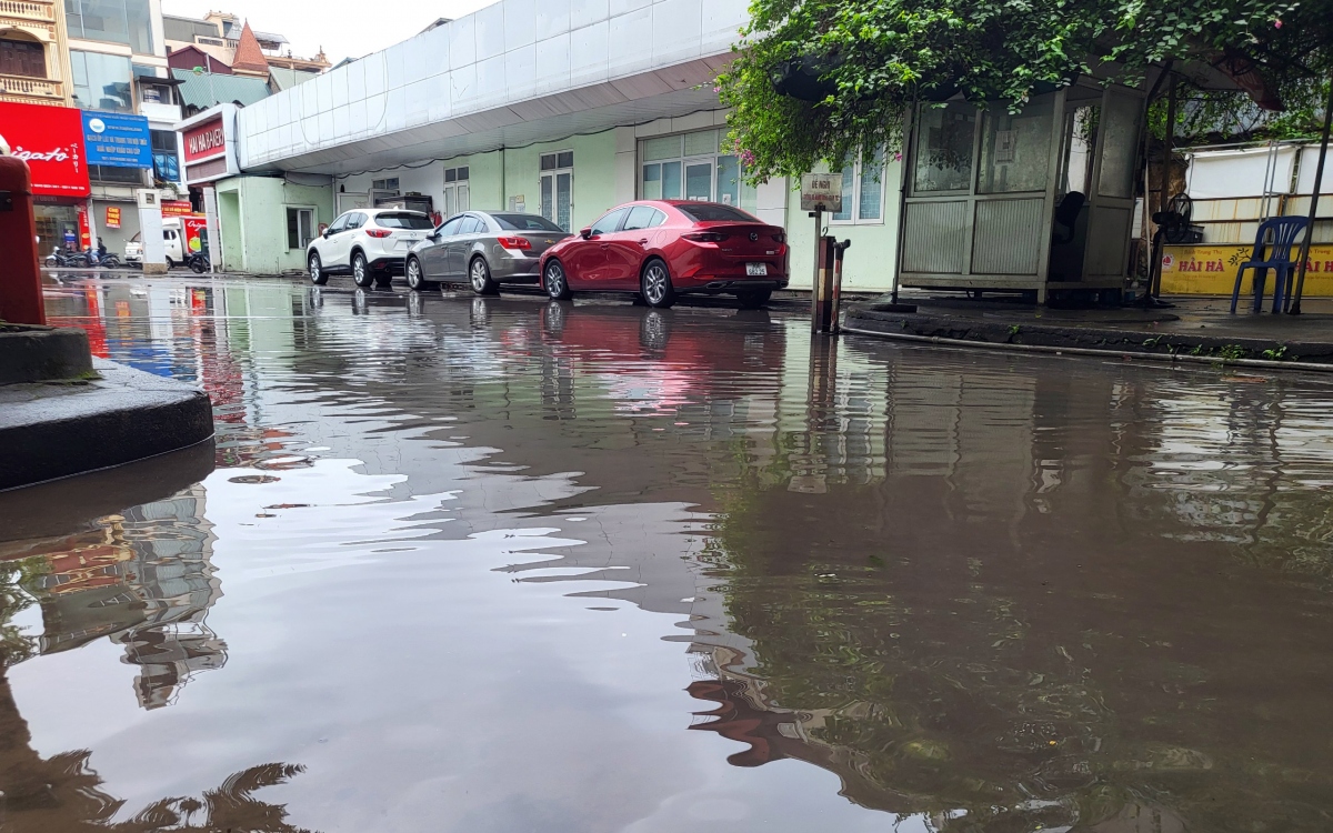 Nhiều tuyến phố ở Hà Nội lại ngập sau cơn mưa lớn đầu mùa