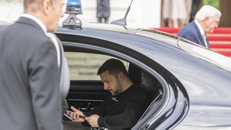 Tổng thống Ukraine Zelensky để quên điện thoại trên ô tô ở Đức