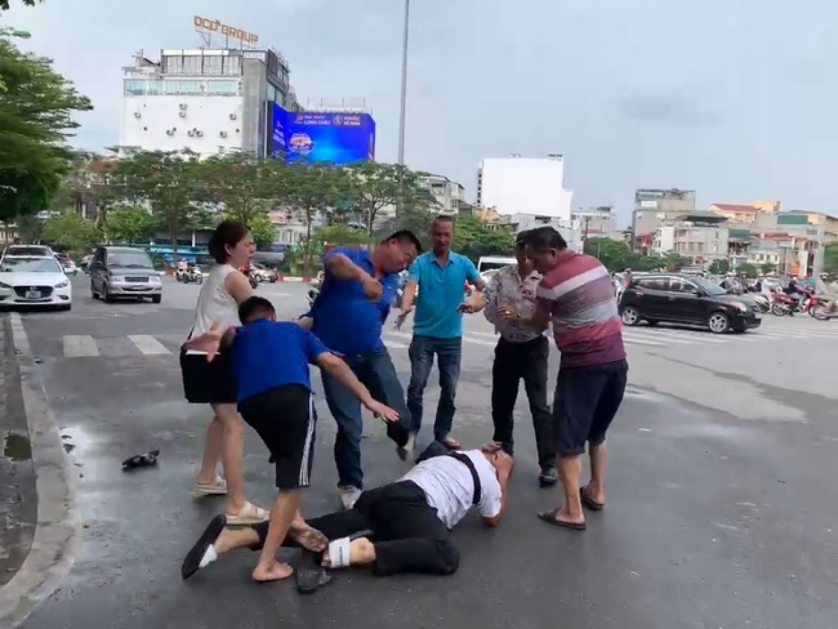 Chủ tịch Hà Nội giao công an điều tra vụ phóng viên bị hành hung