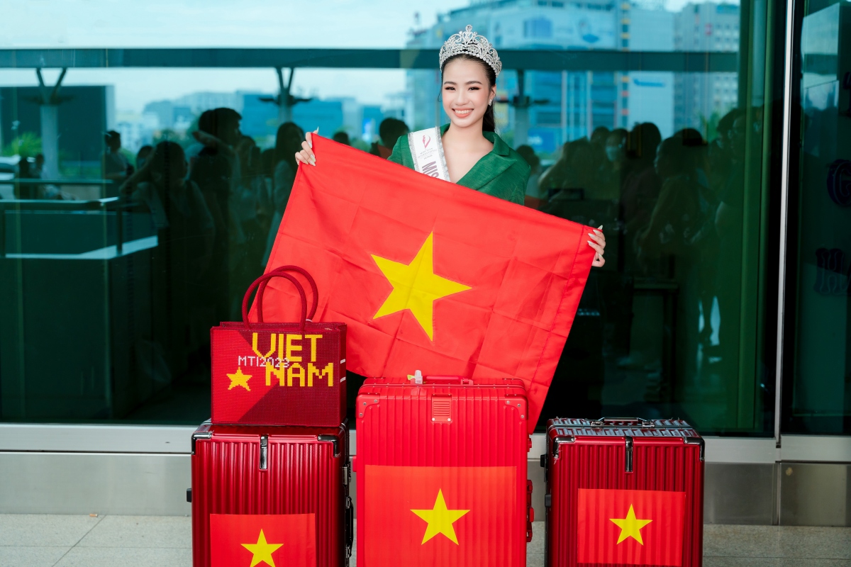 Đại diện Việt Nam mang hơn 200 kg hành lý lên đường dự thi Miss Teen International