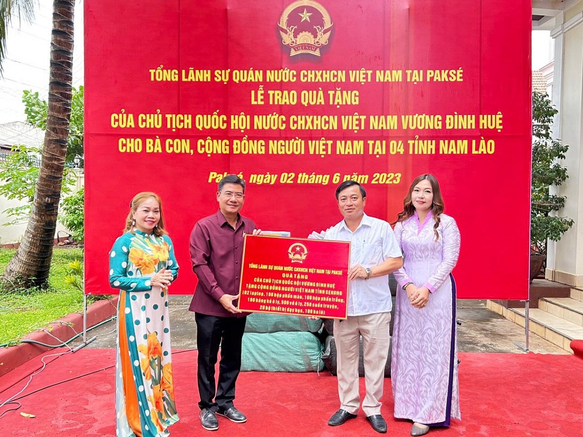 Trao quà của Chủ tịch Quốc hội cho bà con người Việt tại 4 tỉnh Nam Lào