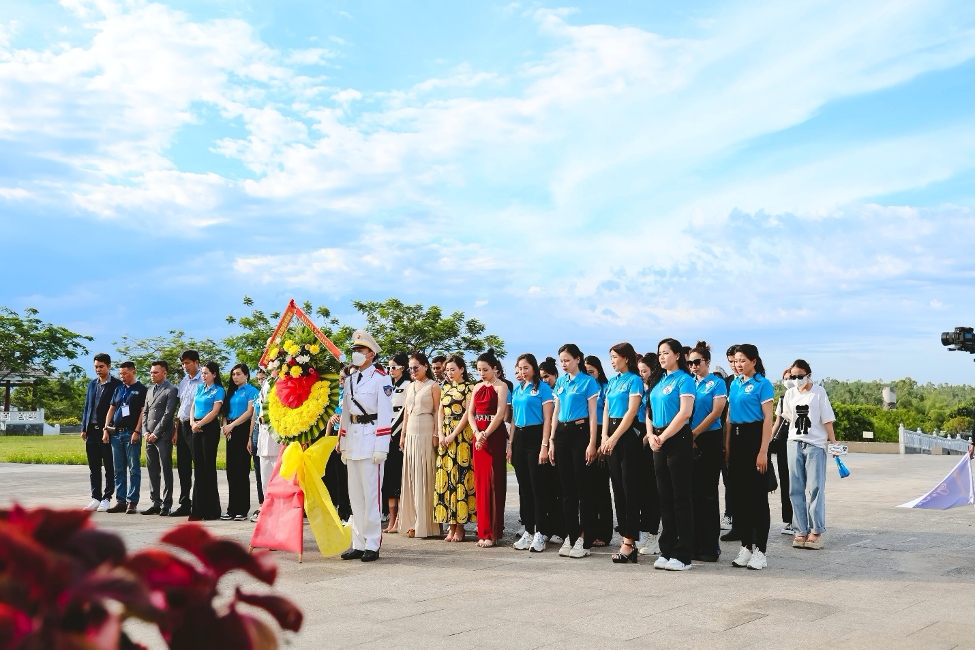 Đoàn Hoa hậu Doanh nhân Biển 2023 dâng hương tượng đài Mẹ Việt Nam anh hùng