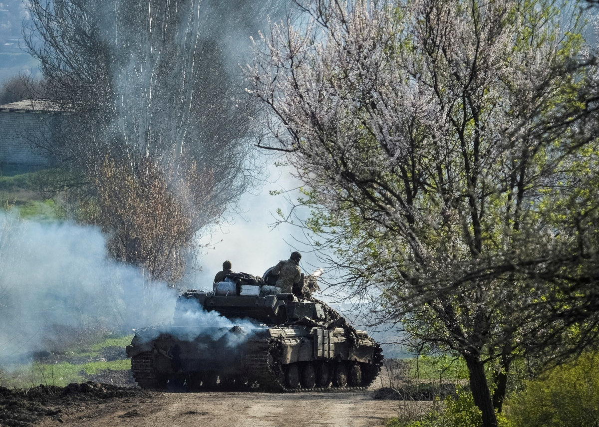 Ukraine triển khai xe tăng nã đạn pháo vào cứ điểm của Nga gần Bakhmut