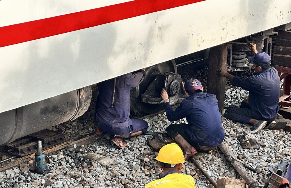 Tuyến đường sắt ở Bình Thuận lưu thông trở lại sau vụ tàu SE2 trật bánh