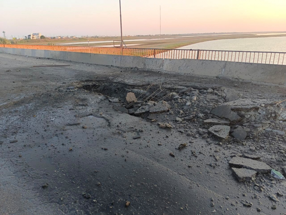 Nga tố Ukraine phá hủy cây cầu chiến lược nối Kherson và Crimea