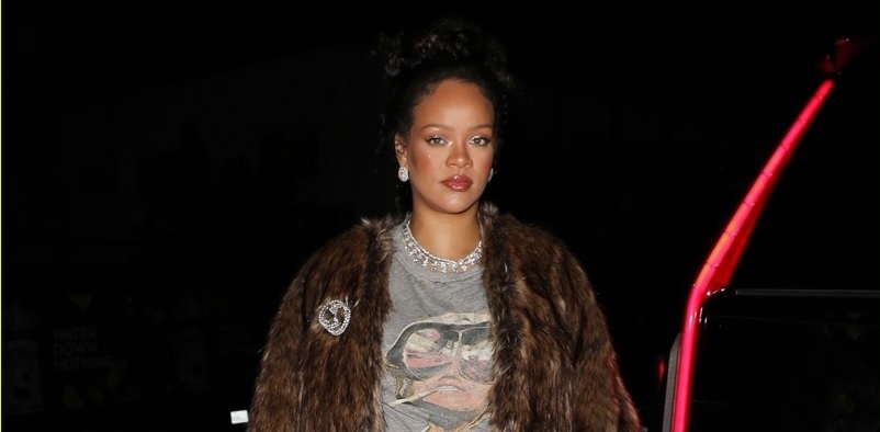 Ca sĩ tỷ phú Rihanna mặc đồ xuề xòa "giấu" bụng bầu đi ăn tối cùng bạn bè