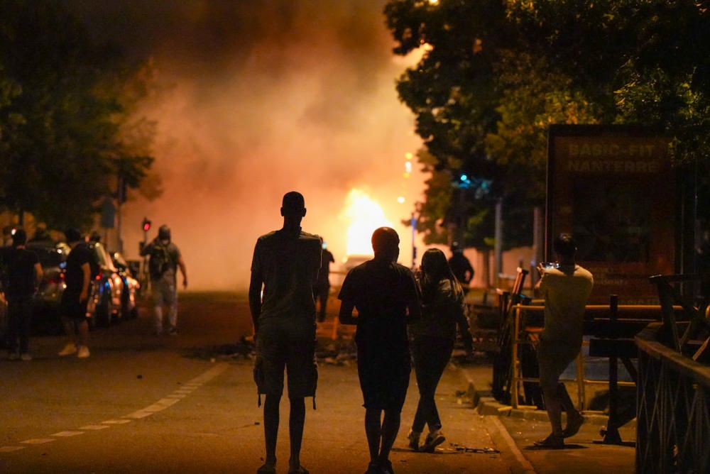 Bạo loạn bùng phát ở ngoại ô Paris sau vụ cảnh sát bắn chết một thiếu niên