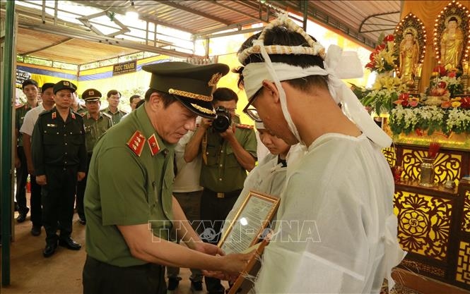 Đoàn Bộ Công an thăm hỏi gia đình các nạn nhân vụ dùng súng tấn công ở Đắk Lắk