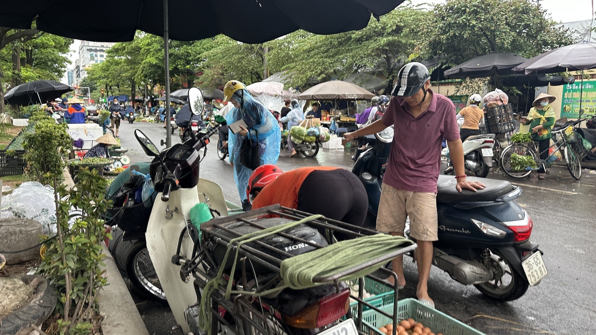 Chợ tự phát họp lấn chiếm lòng đường, vỉa hè tại khu đô thị Đền Lừ, Hà Nội