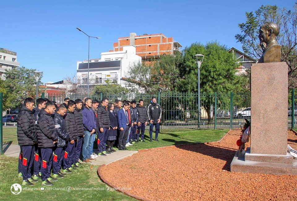 ĐT Futsal Việt Nam dâng hoa tại tượng đài Chủ tịch Hồ Chí Minh ở Buenos Aires